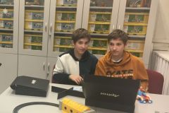 Apitor X - samochód wyscigowy