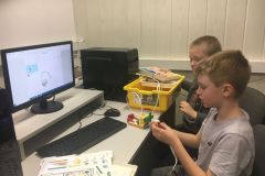 Lego Spike Essential - jaskiniowy samochód