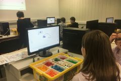 Lego Spike Essential - jaskiniowy samochód