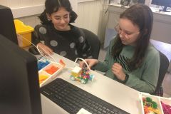 Lego Spike Essential - jaskiniowy samochód