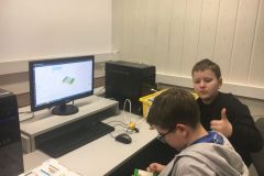 Lego Spike Essential - jaskiniowy samochód