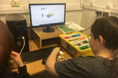 Lego Spike Essential - jaskiniowy samochód