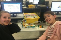 Lego Spike Essential - jaskiniowy samochód