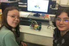 Lego Spike Essential - jaskiniowy samochód