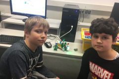 Lego Spike Essential - jaskiniowy samochód