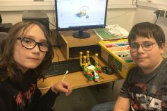 Lego Spike Essential - jaskiniowy samochód