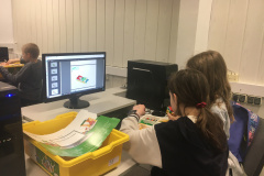 Lego Spike Essential - jaskiniowy samochód