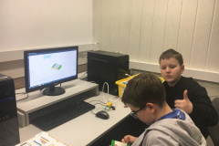 Lego Spike Essential - jaskiniowy samochód