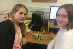 Lego Spike Essential - jaskiniowy samochód