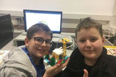 Lego Spike Essential - jaskiniowy samochód