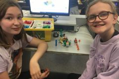 Lego Spike Essential - jaskiniowy samochód