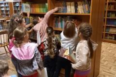 Nowi czytelnicy w bibliotece