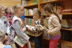 Nowi czytelnicy w bibliotece