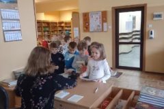 Nowi czytelnicy w bibliotece