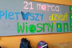 Świetliczaki przygotowują salę na powitanie wiosny.