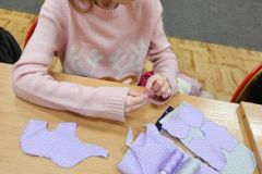 Zajęcia z szycia w klasie 3d